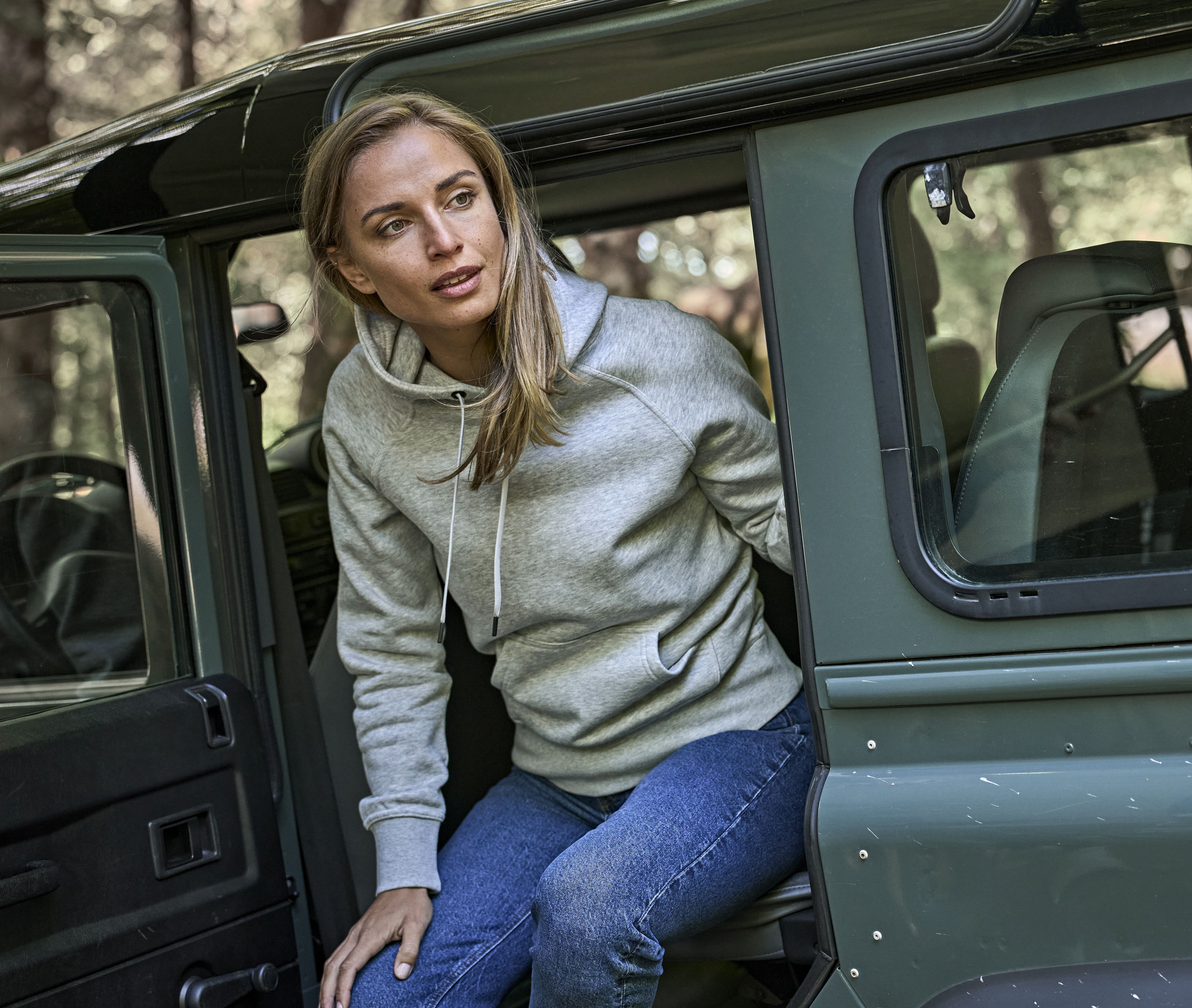 WOMEN'S HOODED SWEATSHIRT